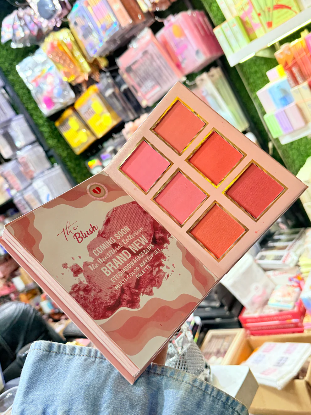 Valentino Heart Viral 5 in 1 Makeup Book - Image 5