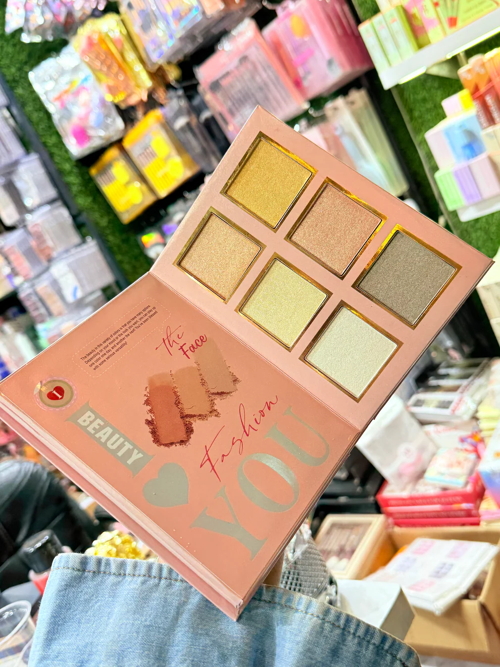 Valentino Heart Viral 5 in 1 Makeup Book - Image 4